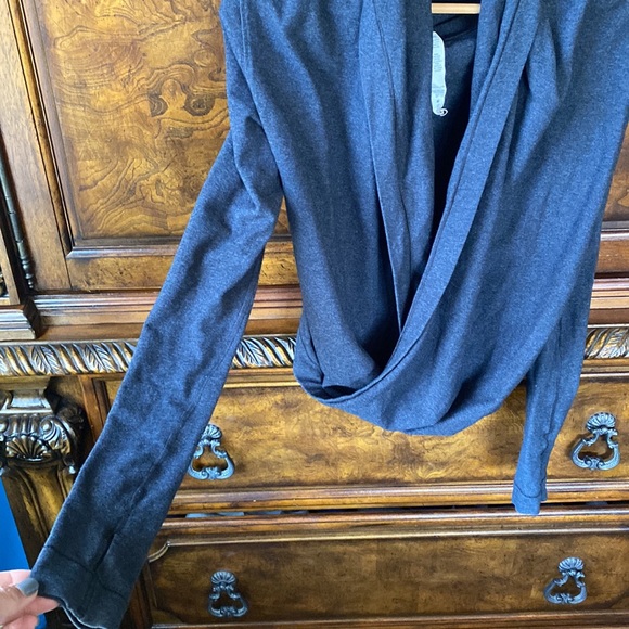 Lululemon sweater Size 4 - Picture 2 of 7